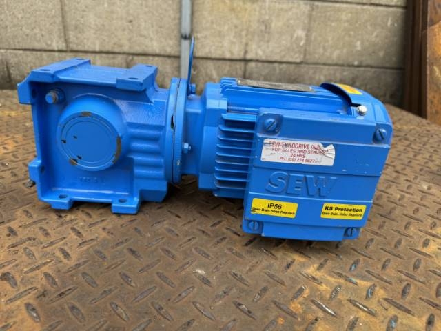 SEW Eurodrive 0.55Kw, 135 RPM R/A Geared Motor