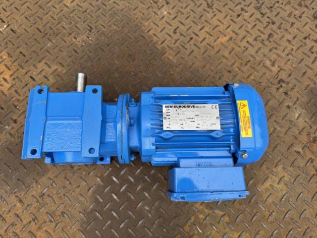 SEW Eurodrive 0.55Kw, 135 RPM R/A Geared Motor