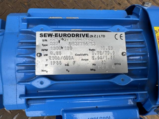 SEW Eurodrive 0.55Kw, 135 RPM R/A Geared Motor