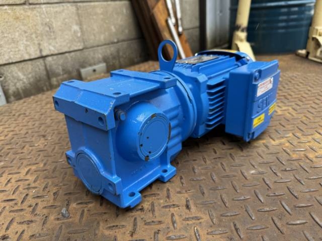 SEW Eurodrive 0.55Kw, 135 RPM R/A Geared Motor