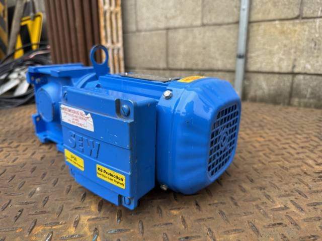 SEW Eurodrive 0.55Kw, 135 RPM R/A Geared Motor