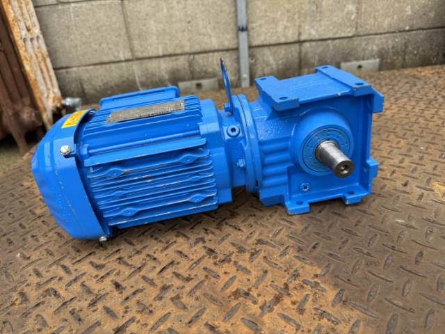 SEW Eurodrive 0.55Kw, 135 RPM R/A Geared Motor